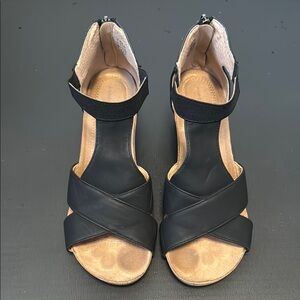 Adrienne Vittadini Black and Tan Criss-Cross Sandals